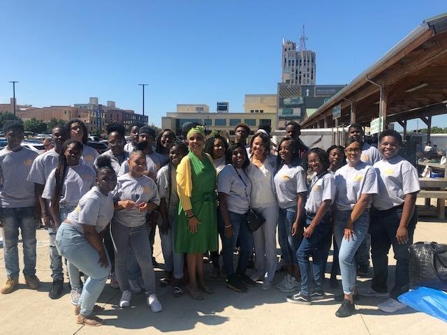 Photo of Teen CEO Participants with Mott Community College President Dr. Beverly Walker-Griffea